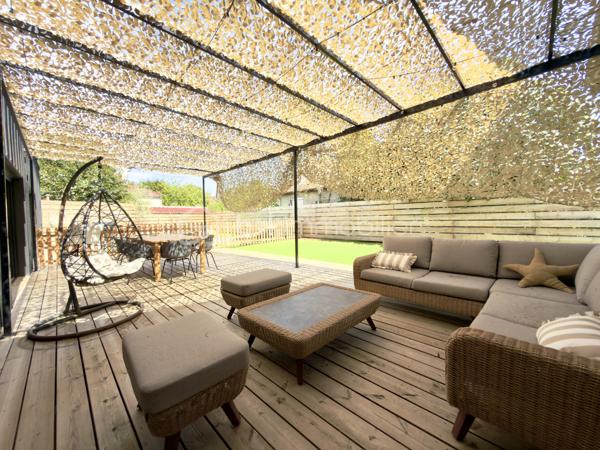 Exclusivité et Prestations Haut de Gamme
J'ai le plaisir de vous présenter cette somptueuse propriété de 222m² habitables nichée sur une parcelle clôturée de 785m².
Cette maison des années 50 a bénéficié en 2024 d'une spectaculaire extension de 110m² à toits plats, apportant une touche architecturale résolument moderne.
Les prestations intérieures :
- Un espace de vie majestueux de plus de 60m², doté d'une grande verrière façon toit cathédrale qui baigne l'espace d'une luminosité exceptionnelle.
- Une cuisine splendide et ultra-équipée, dotée d'un électroménager haut de gamme et d'une très grande table repas intégrée. La décoration intérieure y est extrêmement soignée.
- Un coin bureau dans l'entrée disposant de grands placards intégrés sur mesure et de belle qualité.
- 6 chambres spacieuses dont 2 avec salle d'eau, un nombre idéal pour une famille nombreuse ou recomposée. En fonction de vos besoins, une ou plusieurs chambres peuvent être lieux de sport, de jeux ou de travail.
- Une salle d'eau commune en grande partie composée de travertin, matériau noble.
- Chauffage au gaz de ville dans le coin nuit et climatisation réversible pour un confort thermique optimal.
Les extérieurs :Ne tardez pas à demander une visite !
- Une magnifique terrasse en bois idéale pour des moments partagés
- Sortie terrasse intime pour l'une des chambres
- Une jolie piscine avec un bel espace pour se détendre autour
- Du gazon synthétique de qualité supérieure posé par un professionnel
- Parking pouvant accueillir plusieurs véhicules
Bien rare sur le marché, s'adressant à une clientèle en quête de confort absolu, de volumes et de modernité. Proche du centre ville à pied et de toutes les commodités de Castres.
RDV et plus d'information par téléphone 7j/7