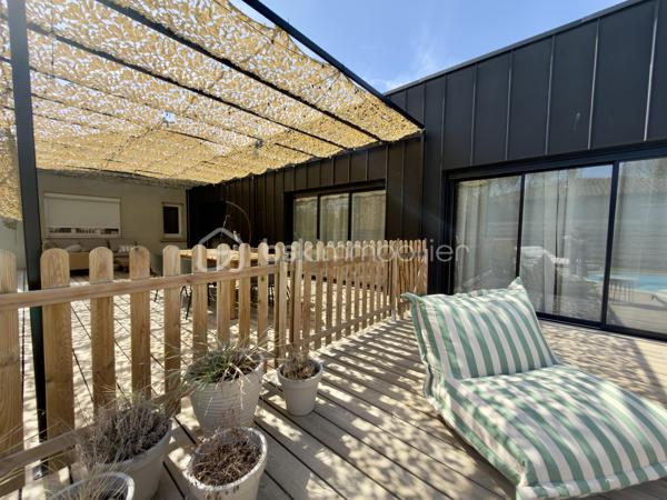 Exclusivité et Prestations Haut de Gamme
J'ai le plaisir de vous présenter cette somptueuse propriété de 222m² habitables nichée sur une parcelle clôturée de 785m².
Cette maison des années 50 a bénéficié en 2024 d'une spectaculaire extension de 110m² à toits plats, apportant une touche architecturale résolument moderne.
Les prestations intérieures :
- Un espace de vie majestueux de plus de 60m², doté d'une grande verrière façon toit cathédrale qui baigne l'espace d'une luminosité exceptionnelle.
- Une cuisine splendide et ultra-équipée, dotée d'un électroménager haut de gamme et d'une très grande table repas intégrée. La décoration intérieure y est extrêmement soignée.
- Un coin bureau dans l'entrée disposant de grands placards intégrés sur mesure et de belle qualité.
- 6 chambres spacieuses dont 2 avec salle d'eau, un nombre idéal pour une famille nombreuse ou recomposée. En fonction de vos besoins, une ou plusieurs chambres peuvent être lieux de sport, de jeux ou de travail.
- Une salle d'eau commune en grande partie composée de travertin, matériau noble.
- Chauffage au gaz de ville dans le coin nuit et climatisation réversible pour un confort thermique optimal.
Les extérieurs :Ne tardez pas à demander une visite !
- Une magnifique terrasse en bois idéale pour des moments partagés
- Sortie terrasse intime pour l'une des chambres
- Une jolie piscine avec un bel espace pour se détendre autour
- Du gazon synthétique de qualité supérieure posé par un professionnel
- Parking pouvant accueillir plusieurs véhicules
Bien rare sur le marché, s'adressant à une clientèle en quête de confort absolu, de volumes et de modernité. Proche du centre ville à pied et de toutes les commodités de Castres.
RDV et plus d'information par téléphone 7j/7