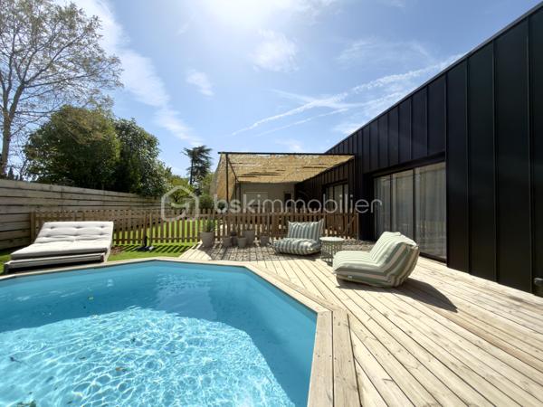 Exclusivité et Prestations Haut de Gamme
J'ai le plaisir de vous présenter cette somptueuse propriété de 222m² habitables nichée sur une parcelle clôturée de 785m².
Cette maison des années 50 a bénéficié en 2024 d'une spectaculaire extension de 110m² à toits plats, apportant une touche architecturale résolument moderne.
Les prestations intérieures :
- Un espace de vie majestueux de plus de 60m², doté d'une grande verrière façon toit cathédrale qui baigne l'espace d'une luminosité exceptionnelle.
- Une cuisine splendide et ultra-équipée, dotée d'un électroménager haut de gamme et d'une très grande table repas intégrée. La décoration intérieure y est extrêmement soignée.
- Un coin bureau dans l'entrée disposant de grands placards intégrés sur mesure et de belle qualité.
- 6 chambres spacieuses dont 2 avec salle d'eau, un nombre idéal pour une famille nombreuse ou recomposée. En fonction de vos besoins, une ou plusieurs chambres peuvent être lieux de sport, de jeux ou de travail.
- Une salle d'eau commune en grande partie composée de travertin, matériau noble.
- Chauffage au gaz de ville dans le coin nuit et climatisation réversible pour un confort thermique optimal.
Les extérieurs :Ne tardez pas à demander une visite !
- Une magnifique terrasse en bois idéale pour des moments partagés
- Sortie terrasse intime pour l'une des chambres
- Une jolie piscine avec un bel espace pour se détendre autour
- Du gazon synthétique de qualité supérieure posé par un professionnel
- Parking pouvant accueillir plusieurs véhicules
Bien rare sur le marché, s'adressant à une clientèle en quête de confort absolu, de volumes et de modernité. Proche du centre ville à pied et de toutes les commodités de Castres.
RDV et plus d'information par téléphone 7j/7