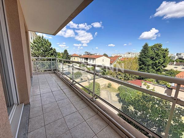 Grand Appartement T3 avec 2 chambres Traversant Terrasses Piscine - 69500 BRON