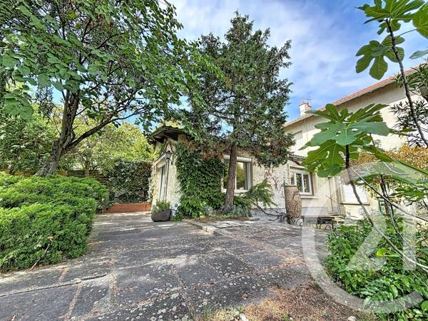 Maison à vendre  8 pièces - 245 m 2   RIOM  - 63
