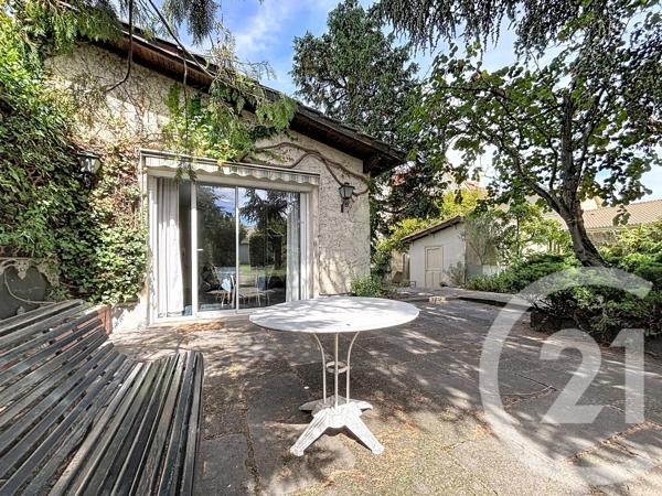Maison à vendre  8 pièces - 245 m 2   RIOM  - 63