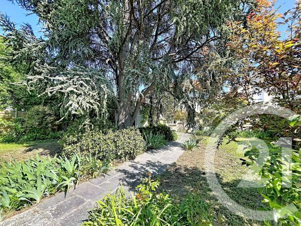 Maison à vendre  8 pièces - 245 m 2   RIOM  - 63