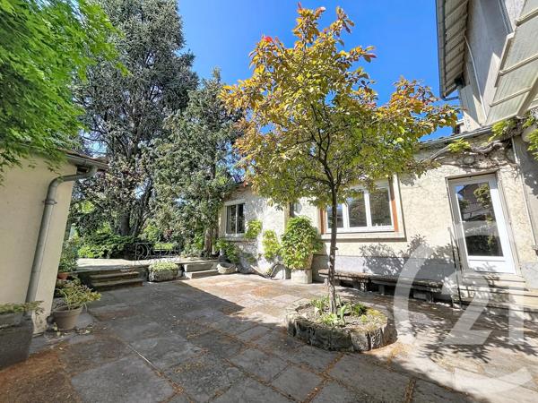 Maison à vendre  8 pièces - 245 m 2   RIOM  - 63