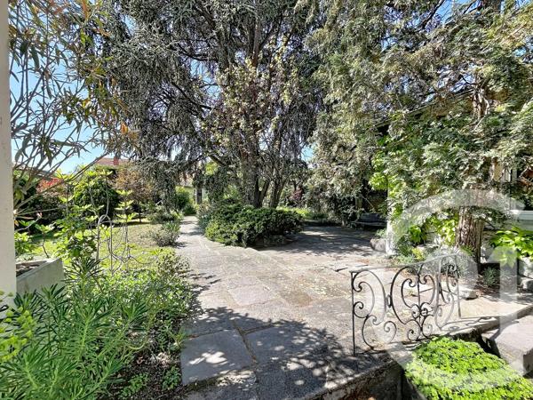 Maison à vendre  8 pièces - 245 m 2   RIOM  - 63