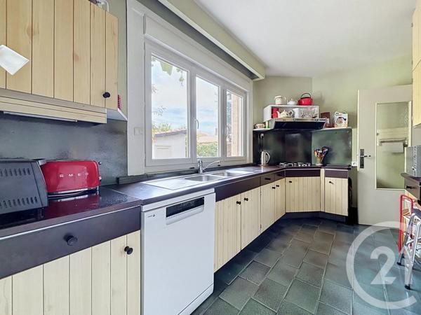 Maison à vendre  8 pièces - 245 m 2   RIOM  - 63