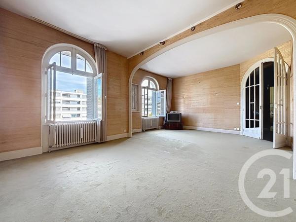 Maison à vendre  8 pièces - 245 m 2   RIOM  - 63