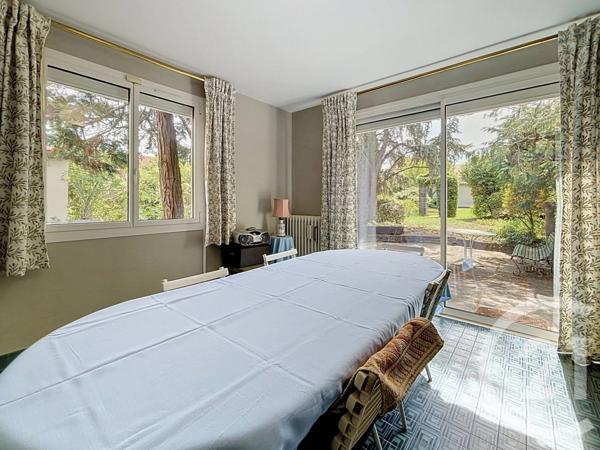 Maison à vendre  8 pièces - 245 m 2   RIOM  - 63