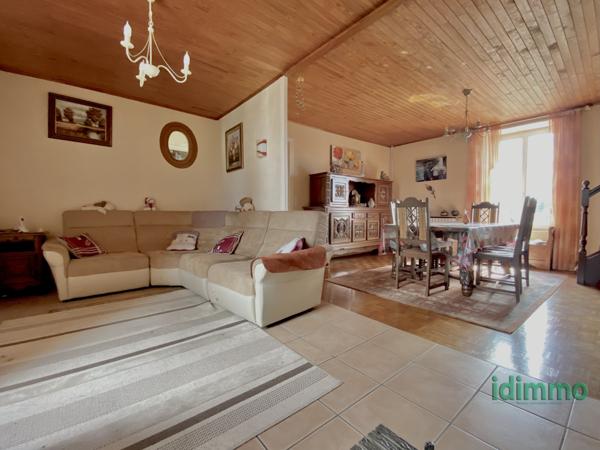 Charmante Maison Ancienne à Vissenty avec vue Dominante, 5 chambres, véranda, terrasse, grange, terrain à Anno Annonay (07100)