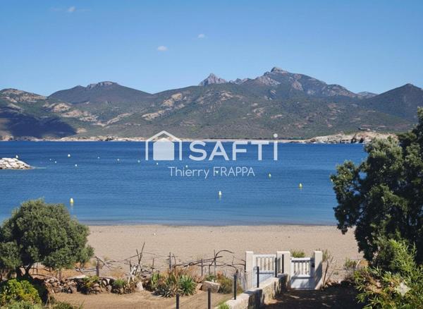 Villa contemporaine pieds dans l'eau, site Natura 2000 entre port de plaisance et réserve de Scandola. 97m², 4 chambres, 30 min aéroport Calvi.