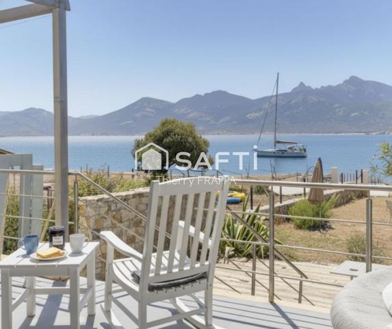 Villa contemporaine pieds dans l'eau, site Natura 2000 entre port de plaisance et réserve de Scandola. 97m², 4 chambres, 30 min aéroport Calvi.