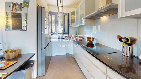 Villa contemporaine pieds dans l'eau, site Natura 2000 entre port de plaisance et réserve de Scandola. 97m², 4 chambres, 30 min aéroport Calvi.