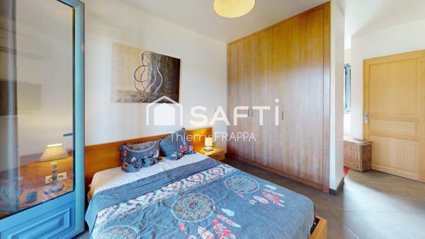 Villa contemporaine pieds dans l'eau, site Natura 2000 entre port de plaisance et réserve de Scandola. 97m², 4 chambres, 30 min aéroport Calvi.