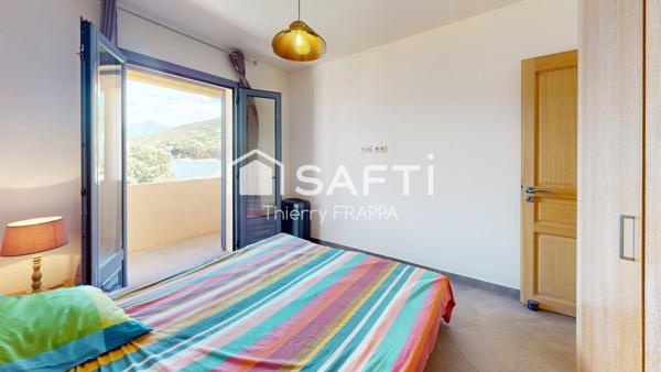 Villa contemporaine pieds dans l'eau, site Natura 2000 entre port de plaisance et réserve de Scandola. 97m², 4 chambres, 30 min aéroport Calvi.