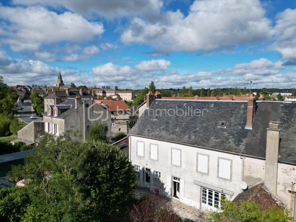 Le charme de l'ancien, de beaux volumes et un véritable potentiel familial !

Située à Magnac-Laval, au cœur du Haut-Limousin, découvrez cette maison de caractère du XIXe siècle offrant environ 190 m² habitables, implantée sur un ensemble de parcelles totalisant 835 m².
Cette demeure séduit par ses volumes généreux, ses belles hauteurs sous plafond et son authenticité. Une maison qui a traversé les générations et qui ne demande qu'à accueillir une nouvelle histoire.

Répartie sur deux niveaux, elle propose une entrée, une cuisine, plusieurs espaces de vie, un bureau, ainsi que de nombreuses chambres permettant d'envisager différents aménagements : grande maison familiale, espaces de télétravail ou chambres d'accueil.

L'étage complète les espaces de nuit avec plusieurs chambres et des sanitaires.

Un grenier, une cave, un garage indépendant et diverses dépendances apportent des possibilités supplémentaires de rangement et d'aménagement.

À l'arrière de la maison, profitez d'un jardin offrant un espace de détente à l'écart de l'animation de la rue, ainsi que d'une terrasse pour les beaux jours.

Plusieurs améliorations ont déjà été réalisées :

-Installation d'une pompe à chaleur air/eau en 2020.
-Remplacement de menuiseries par du double vitrage PVC en 2023.
-Classe énergétique C, un véritable atout pour une maison de cette époque.

Des travaux de modernisation et certaines mises en conformité restent à prévoir, offrant l'occasion de personnaliser les lieux selon vos envies.
Une maison aux multiples possibilités, idéale pour les amateurs de belles demeures anciennes et les familles en quête d'espace.