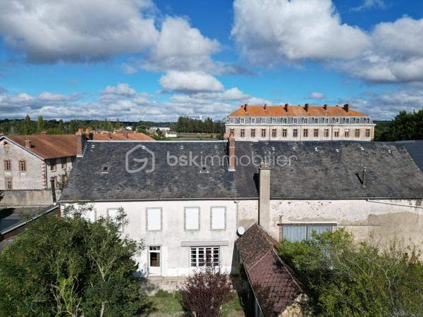 Le charme de l'ancien, de beaux volumes et un véritable potentiel familial !

Située à Magnac-Laval, au cœur du Haut-Limousin, découvrez cette maison de caractère du XIXe siècle offrant environ 190 m² habitables, implantée sur un ensemble de parcelles totalisant 835 m².
Cette demeure séduit par ses volumes généreux, ses belles hauteurs sous plafond et son authenticité. Une maison qui a traversé les générations et qui ne demande qu'à accueillir une nouvelle histoire.

Répartie sur deux niveaux, elle propose une entrée, une cuisine, plusieurs espaces de vie, un bureau, ainsi que de nombreuses chambres permettant d'envisager différents aménagements : grande maison familiale, espaces de télétravail ou chambres d'accueil.

L'étage complète les espaces de nuit avec plusieurs chambres et des sanitaires.

Un grenier, une cave, un garage indépendant et diverses dépendances apportent des possibilités supplémentaires de rangement et d'aménagement.

À l'arrière de la maison, profitez d'un jardin offrant un espace de détente à l'écart de l'animation de la rue, ainsi que d'une terrasse pour les beaux jours.

Plusieurs améliorations ont déjà été réalisées :

-Installation d'une pompe à chaleur air/eau en 2020.
-Remplacement de menuiseries par du double vitrage PVC en 2023.
-Classe énergétique C, un véritable atout pour une maison de cette époque.

Des travaux de modernisation et certaines mises en conformité restent à prévoir, offrant l'occasion de personnaliser les lieux selon vos envies.
Une maison aux multiples possibilités, idéale pour les amateurs de belles demeures anciennes et les familles en quête d'espace.