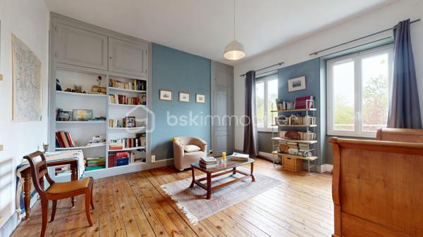 Le charme de l'ancien, de beaux volumes et un véritable potentiel familial !

Située à Magnac-Laval, au cœur du Haut-Limousin, découvrez cette maison de caractère du XIXe siècle offrant environ 190 m² habitables, implantée sur un ensemble de parcelles totalisant 835 m².
Cette demeure séduit par ses volumes généreux, ses belles hauteurs sous plafond et son authenticité. Une maison qui a traversé les générations et qui ne demande qu'à accueillir une nouvelle histoire.

Répartie sur deux niveaux, elle propose une entrée, une cuisine, plusieurs espaces de vie, un bureau, ainsi que de nombreuses chambres permettant d'envisager différents aménagements : grande maison familiale, espaces de télétravail ou chambres d'accueil.

L'étage complète les espaces de nuit avec plusieurs chambres et des sanitaires.

Un grenier, une cave, un garage indépendant et diverses dépendances apportent des possibilités supplémentaires de rangement et d'aménagement.

À l'arrière de la maison, profitez d'un jardin offrant un espace de détente à l'écart de l'animation de la rue, ainsi que d'une terrasse pour les beaux jours.

Plusieurs améliorations ont déjà été réalisées :

-Installation d'une pompe à chaleur air/eau en 2020.
-Remplacement de menuiseries par du double vitrage PVC en 2023.
-Classe énergétique C, un véritable atout pour une maison de cette époque.

Des travaux de modernisation et certaines mises en conformité restent à prévoir, offrant l'occasion de personnaliser les lieux selon vos envies.
Une maison aux multiples possibilités, idéale pour les amateurs de belles demeures anciennes et les familles en quête d'espace.