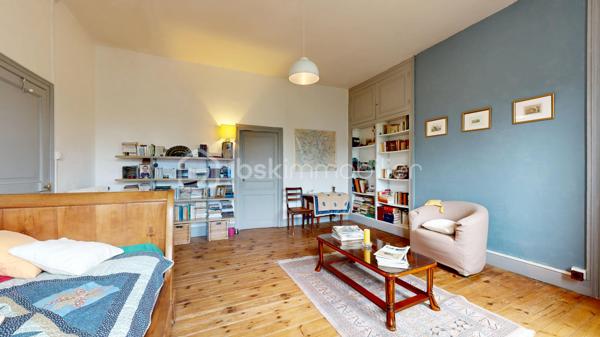 Le charme de l'ancien, de beaux volumes et un véritable potentiel familial !

Située à Magnac-Laval, au cœur du Haut-Limousin, découvrez cette maison de caractère du XIXe siècle offrant environ 190 m² habitables, implantée sur un ensemble de parcelles totalisant 835 m².
Cette demeure séduit par ses volumes généreux, ses belles hauteurs sous plafond et son authenticité. Une maison qui a traversé les générations et qui ne demande qu'à accueillir une nouvelle histoire.

Répartie sur deux niveaux, elle propose une entrée, une cuisine, plusieurs espaces de vie, un bureau, ainsi que de nombreuses chambres permettant d'envisager différents aménagements : grande maison familiale, espaces de télétravail ou chambres d'accueil.

L'étage complète les espaces de nuit avec plusieurs chambres et des sanitaires.

Un grenier, une cave, un garage indépendant et diverses dépendances apportent des possibilités supplémentaires de rangement et d'aménagement.

À l'arrière de la maison, profitez d'un jardin offrant un espace de détente à l'écart de l'animation de la rue, ainsi que d'une terrasse pour les beaux jours.

Plusieurs améliorations ont déjà été réalisées :

-Installation d'une pompe à chaleur air/eau en 2020.
-Remplacement de menuiseries par du double vitrage PVC en 2023.
-Classe énergétique C, un véritable atout pour une maison de cette époque.

Des travaux de modernisation et certaines mises en conformité restent à prévoir, offrant l'occasion de personnaliser les lieux selon vos envies.
Une maison aux multiples possibilités, idéale pour les amateurs de belles demeures anciennes et les familles en quête d'espace.