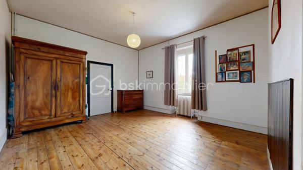 Le charme de l'ancien, de beaux volumes et un véritable potentiel familial !

Située à Magnac-Laval, au cœur du Haut-Limousin, découvrez cette maison de caractère du XIXe siècle offrant environ 190 m² habitables, implantée sur un ensemble de parcelles totalisant 835 m².
Cette demeure séduit par ses volumes généreux, ses belles hauteurs sous plafond et son authenticité. Une maison qui a traversé les générations et qui ne demande qu'à accueillir une nouvelle histoire.

Répartie sur deux niveaux, elle propose une entrée, une cuisine, plusieurs espaces de vie, un bureau, ainsi que de nombreuses chambres permettant d'envisager différents aménagements : grande maison familiale, espaces de télétravail ou chambres d'accueil.

L'étage complète les espaces de nuit avec plusieurs chambres et des sanitaires.

Un grenier, une cave, un garage indépendant et diverses dépendances apportent des possibilités supplémentaires de rangement et d'aménagement.

À l'arrière de la maison, profitez d'un jardin offrant un espace de détente à l'écart de l'animation de la rue, ainsi que d'une terrasse pour les beaux jours.

Plusieurs améliorations ont déjà été réalisées :

-Installation d'une pompe à chaleur air/eau en 2020.
-Remplacement de menuiseries par du double vitrage PVC en 2023.
-Classe énergétique C, un véritable atout pour une maison de cette époque.

Des travaux de modernisation et certaines mises en conformité restent à prévoir, offrant l'occasion de personnaliser les lieux selon vos envies.
Une maison aux multiples possibilités, idéale pour les amateurs de belles demeures anciennes et les familles en quête d'espace.