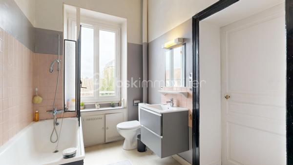 Le charme de l'ancien, de beaux volumes et un véritable potentiel familial !

Située à Magnac-Laval, au cœur du Haut-Limousin, découvrez cette maison de caractère du XIXe siècle offrant environ 190 m² habitables, implantée sur un ensemble de parcelles totalisant 835 m².
Cette demeure séduit par ses volumes généreux, ses belles hauteurs sous plafond et son authenticité. Une maison qui a traversé les générations et qui ne demande qu'à accueillir une nouvelle histoire.

Répartie sur deux niveaux, elle propose une entrée, une cuisine, plusieurs espaces de vie, un bureau, ainsi que de nombreuses chambres permettant d'envisager différents aménagements : grande maison familiale, espaces de télétravail ou chambres d'accueil.

L'étage complète les espaces de nuit avec plusieurs chambres et des sanitaires.

Un grenier, une cave, un garage indépendant et diverses dépendances apportent des possibilités supplémentaires de rangement et d'aménagement.

À l'arrière de la maison, profitez d'un jardin offrant un espace de détente à l'écart de l'animation de la rue, ainsi que d'une terrasse pour les beaux jours.

Plusieurs améliorations ont déjà été réalisées :

-Installation d'une pompe à chaleur air/eau en 2020.
-Remplacement de menuiseries par du double vitrage PVC en 2023.
-Classe énergétique C, un véritable atout pour une maison de cette époque.

Des travaux de modernisation et certaines mises en conformité restent à prévoir, offrant l'occasion de personnaliser les lieux selon vos envies.
Une maison aux multiples possibilités, idéale pour les amateurs de belles demeures anciennes et les familles en quête d'espace.