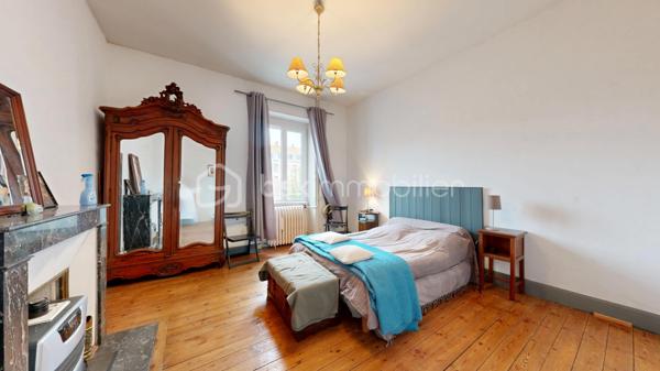 Le charme de l'ancien, de beaux volumes et un véritable potentiel familial !

Située à Magnac-Laval, au cœur du Haut-Limousin, découvrez cette maison de caractère du XIXe siècle offrant environ 190 m² habitables, implantée sur un ensemble de parcelles totalisant 835 m².
Cette demeure séduit par ses volumes généreux, ses belles hauteurs sous plafond et son authenticité. Une maison qui a traversé les générations et qui ne demande qu'à accueillir une nouvelle histoire.

Répartie sur deux niveaux, elle propose une entrée, une cuisine, plusieurs espaces de vie, un bureau, ainsi que de nombreuses chambres permettant d'envisager différents aménagements : grande maison familiale, espaces de télétravail ou chambres d'accueil.

L'étage complète les espaces de nuit avec plusieurs chambres et des sanitaires.

Un grenier, une cave, un garage indépendant et diverses dépendances apportent des possibilités supplémentaires de rangement et d'aménagement.

À l'arrière de la maison, profitez d'un jardin offrant un espace de détente à l'écart de l'animation de la rue, ainsi que d'une terrasse pour les beaux jours.

Plusieurs améliorations ont déjà été réalisées :

-Installation d'une pompe à chaleur air/eau en 2020.
-Remplacement de menuiseries par du double vitrage PVC en 2023.
-Classe énergétique C, un véritable atout pour une maison de cette époque.

Des travaux de modernisation et certaines mises en conformité restent à prévoir, offrant l'occasion de personnaliser les lieux selon vos envies.
Une maison aux multiples possibilités, idéale pour les amateurs de belles demeures anciennes et les familles en quête d'espace.