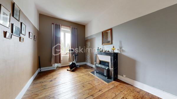 Le charme de l'ancien, de beaux volumes et un véritable potentiel familial !

Située à Magnac-Laval, au cœur du Haut-Limousin, découvrez cette maison de caractère du XIXe siècle offrant environ 190 m² habitables, implantée sur un ensemble de parcelles totalisant 835 m².
Cette demeure séduit par ses volumes généreux, ses belles hauteurs sous plafond et son authenticité. Une maison qui a traversé les générations et qui ne demande qu'à accueillir une nouvelle histoire.

Répartie sur deux niveaux, elle propose une entrée, une cuisine, plusieurs espaces de vie, un bureau, ainsi que de nombreuses chambres permettant d'envisager différents aménagements : grande maison familiale, espaces de télétravail ou chambres d'accueil.

L'étage complète les espaces de nuit avec plusieurs chambres et des sanitaires.

Un grenier, une cave, un garage indépendant et diverses dépendances apportent des possibilités supplémentaires de rangement et d'aménagement.

À l'arrière de la maison, profitez d'un jardin offrant un espace de détente à l'écart de l'animation de la rue, ainsi que d'une terrasse pour les beaux jours.

Plusieurs améliorations ont déjà été réalisées :

-Installation d'une pompe à chaleur air/eau en 2020.
-Remplacement de menuiseries par du double vitrage PVC en 2023.
-Classe énergétique C, un véritable atout pour une maison de cette époque.

Des travaux de modernisation et certaines mises en conformité restent à prévoir, offrant l'occasion de personnaliser les lieux selon vos envies.
Une maison aux multiples possibilités, idéale pour les amateurs de belles demeures anciennes et les familles en quête d'espace.