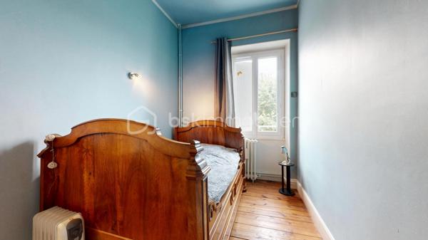 Le charme de l'ancien, de beaux volumes et un véritable potentiel familial !

Située à Magnac-Laval, au cœur du Haut-Limousin, découvrez cette maison de caractère du XIXe siècle offrant environ 190 m² habitables, implantée sur un ensemble de parcelles totalisant 835 m².
Cette demeure séduit par ses volumes généreux, ses belles hauteurs sous plafond et son authenticité. Une maison qui a traversé les générations et qui ne demande qu'à accueillir une nouvelle histoire.

Répartie sur deux niveaux, elle propose une entrée, une cuisine, plusieurs espaces de vie, un bureau, ainsi que de nombreuses chambres permettant d'envisager différents aménagements : grande maison familiale, espaces de télétravail ou chambres d'accueil.

L'étage complète les espaces de nuit avec plusieurs chambres et des sanitaires.

Un grenier, une cave, un garage indépendant et diverses dépendances apportent des possibilités supplémentaires de rangement et d'aménagement.

À l'arrière de la maison, profitez d'un jardin offrant un espace de détente à l'écart de l'animation de la rue, ainsi que d'une terrasse pour les beaux jours.

Plusieurs améliorations ont déjà été réalisées :

-Installation d'une pompe à chaleur air/eau en 2020.
-Remplacement de menuiseries par du double vitrage PVC en 2023.
-Classe énergétique C, un véritable atout pour une maison de cette époque.

Des travaux de modernisation et certaines mises en conformité restent à prévoir, offrant l'occasion de personnaliser les lieux selon vos envies.
Une maison aux multiples possibilités, idéale pour les amateurs de belles demeures anciennes et les familles en quête d'espace.