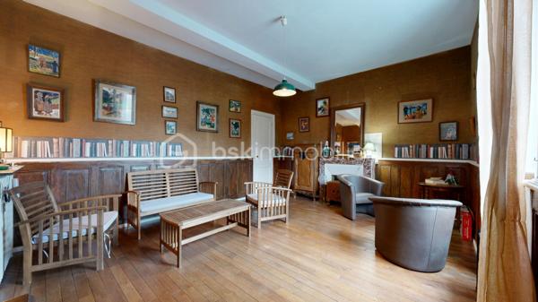 Le charme de l'ancien, de beaux volumes et un véritable potentiel familial !

Située à Magnac-Laval, au cœur du Haut-Limousin, découvrez cette maison de caractère du XIXe siècle offrant environ 190 m² habitables, implantée sur un ensemble de parcelles totalisant 835 m².
Cette demeure séduit par ses volumes généreux, ses belles hauteurs sous plafond et son authenticité. Une maison qui a traversé les générations et qui ne demande qu'à accueillir une nouvelle histoire.

Répartie sur deux niveaux, elle propose une entrée, une cuisine, plusieurs espaces de vie, un bureau, ainsi que de nombreuses chambres permettant d'envisager différents aménagements : grande maison familiale, espaces de télétravail ou chambres d'accueil.

L'étage complète les espaces de nuit avec plusieurs chambres et des sanitaires.

Un grenier, une cave, un garage indépendant et diverses dépendances apportent des possibilités supplémentaires de rangement et d'aménagement.

À l'arrière de la maison, profitez d'un jardin offrant un espace de détente à l'écart de l'animation de la rue, ainsi que d'une terrasse pour les beaux jours.

Plusieurs améliorations ont déjà été réalisées :

-Installation d'une pompe à chaleur air/eau en 2020.
-Remplacement de menuiseries par du double vitrage PVC en 2023.
-Classe énergétique C, un véritable atout pour une maison de cette époque.

Des travaux de modernisation et certaines mises en conformité restent à prévoir, offrant l'occasion de personnaliser les lieux selon vos envies.
Une maison aux multiples possibilités, idéale pour les amateurs de belles demeures anciennes et les familles en quête d'espace.