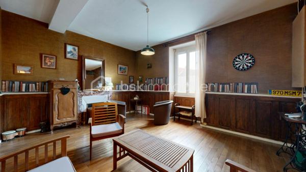 Le charme de l'ancien, de beaux volumes et un véritable potentiel familial !

Située à Magnac-Laval, au cœur du Haut-Limousin, découvrez cette maison de caractère du XIXe siècle offrant environ 190 m² habitables, implantée sur un ensemble de parcelles totalisant 835 m².
Cette demeure séduit par ses volumes généreux, ses belles hauteurs sous plafond et son authenticité. Une maison qui a traversé les générations et qui ne demande qu'à accueillir une nouvelle histoire.

Répartie sur deux niveaux, elle propose une entrée, une cuisine, plusieurs espaces de vie, un bureau, ainsi que de nombreuses chambres permettant d'envisager différents aménagements : grande maison familiale, espaces de télétravail ou chambres d'accueil.

L'étage complète les espaces de nuit avec plusieurs chambres et des sanitaires.

Un grenier, une cave, un garage indépendant et diverses dépendances apportent des possibilités supplémentaires de rangement et d'aménagement.

À l'arrière de la maison, profitez d'un jardin offrant un espace de détente à l'écart de l'animation de la rue, ainsi que d'une terrasse pour les beaux jours.

Plusieurs améliorations ont déjà été réalisées :

-Installation d'une pompe à chaleur air/eau en 2020.
-Remplacement de menuiseries par du double vitrage PVC en 2023.
-Classe énergétique C, un véritable atout pour une maison de cette époque.

Des travaux de modernisation et certaines mises en conformité restent à prévoir, offrant l'occasion de personnaliser les lieux selon vos envies.
Une maison aux multiples possibilités, idéale pour les amateurs de belles demeures anciennes et les familles en quête d'espace.
