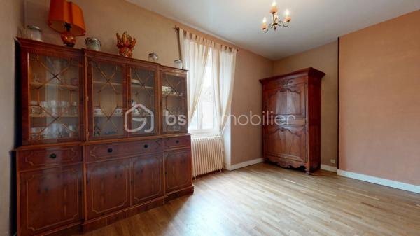 Le charme de l'ancien, de beaux volumes et un véritable potentiel familial !

Située à Magnac-Laval, au cœur du Haut-Limousin, découvrez cette maison de caractère du XIXe siècle offrant environ 190 m² habitables, implantée sur un ensemble de parcelles totalisant 835 m².
Cette demeure séduit par ses volumes généreux, ses belles hauteurs sous plafond et son authenticité. Une maison qui a traversé les générations et qui ne demande qu'à accueillir une nouvelle histoire.

Répartie sur deux niveaux, elle propose une entrée, une cuisine, plusieurs espaces de vie, un bureau, ainsi que de nombreuses chambres permettant d'envisager différents aménagements : grande maison familiale, espaces de télétravail ou chambres d'accueil.

L'étage complète les espaces de nuit avec plusieurs chambres et des sanitaires.

Un grenier, une cave, un garage indépendant et diverses dépendances apportent des possibilités supplémentaires de rangement et d'aménagement.

À l'arrière de la maison, profitez d'un jardin offrant un espace de détente à l'écart de l'animation de la rue, ainsi que d'une terrasse pour les beaux jours.

Plusieurs améliorations ont déjà été réalisées :

-Installation d'une pompe à chaleur air/eau en 2020.
-Remplacement de menuiseries par du double vitrage PVC en 2023.
-Classe énergétique C, un véritable atout pour une maison de cette époque.

Des travaux de modernisation et certaines mises en conformité restent à prévoir, offrant l'occasion de personnaliser les lieux selon vos envies.
Une maison aux multiples possibilités, idéale pour les amateurs de belles demeures anciennes et les familles en quête d'espace.