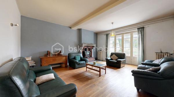 Le charme de l'ancien, de beaux volumes et un véritable potentiel familial !

Située à Magnac-Laval, au cœur du Haut-Limousin, découvrez cette maison de caractère du XIXe siècle offrant environ 190 m² habitables, implantée sur un ensemble de parcelles totalisant 835 m².
Cette demeure séduit par ses volumes généreux, ses belles hauteurs sous plafond et son authenticité. Une maison qui a traversé les générations et qui ne demande qu'à accueillir une nouvelle histoire.

Répartie sur deux niveaux, elle propose une entrée, une cuisine, plusieurs espaces de vie, un bureau, ainsi que de nombreuses chambres permettant d'envisager différents aménagements : grande maison familiale, espaces de télétravail ou chambres d'accueil.

L'étage complète les espaces de nuit avec plusieurs chambres et des sanitaires.

Un grenier, une cave, un garage indépendant et diverses dépendances apportent des possibilités supplémentaires de rangement et d'aménagement.

À l'arrière de la maison, profitez d'un jardin offrant un espace de détente à l'écart de l'animation de la rue, ainsi que d'une terrasse pour les beaux jours.

Plusieurs améliorations ont déjà été réalisées :

-Installation d'une pompe à chaleur air/eau en 2020.
-Remplacement de menuiseries par du double vitrage PVC en 2023.
-Classe énergétique C, un véritable atout pour une maison de cette époque.

Des travaux de modernisation et certaines mises en conformité restent à prévoir, offrant l'occasion de personnaliser les lieux selon vos envies.
Une maison aux multiples possibilités, idéale pour les amateurs de belles demeures anciennes et les familles en quête d'espace.
