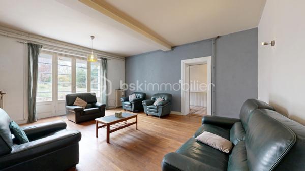 Le charme de l'ancien, de beaux volumes et un véritable potentiel familial !

Située à Magnac-Laval, au cœur du Haut-Limousin, découvrez cette maison de caractère du XIXe siècle offrant environ 190 m² habitables, implantée sur un ensemble de parcelles totalisant 835 m².
Cette demeure séduit par ses volumes généreux, ses belles hauteurs sous plafond et son authenticité. Une maison qui a traversé les générations et qui ne demande qu'à accueillir une nouvelle histoire.

Répartie sur deux niveaux, elle propose une entrée, une cuisine, plusieurs espaces de vie, un bureau, ainsi que de nombreuses chambres permettant d'envisager différents aménagements : grande maison familiale, espaces de télétravail ou chambres d'accueil.

L'étage complète les espaces de nuit avec plusieurs chambres et des sanitaires.

Un grenier, une cave, un garage indépendant et diverses dépendances apportent des possibilités supplémentaires de rangement et d'aménagement.

À l'arrière de la maison, profitez d'un jardin offrant un espace de détente à l'écart de l'animation de la rue, ainsi que d'une terrasse pour les beaux jours.

Plusieurs améliorations ont déjà été réalisées :

-Installation d'une pompe à chaleur air/eau en 2020.
-Remplacement de menuiseries par du double vitrage PVC en 2023.
-Classe énergétique C, un véritable atout pour une maison de cette époque.

Des travaux de modernisation et certaines mises en conformité restent à prévoir, offrant l'occasion de personnaliser les lieux selon vos envies.
Une maison aux multiples possibilités, idéale pour les amateurs de belles demeures anciennes et les familles en quête d'espace.