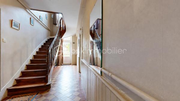Le charme de l'ancien, de beaux volumes et un véritable potentiel familial !

Située à Magnac-Laval, au cœur du Haut-Limousin, découvrez cette maison de caractère du XIXe siècle offrant environ 190 m² habitables, implantée sur un ensemble de parcelles totalisant 835 m².
Cette demeure séduit par ses volumes généreux, ses belles hauteurs sous plafond et son authenticité. Une maison qui a traversé les générations et qui ne demande qu'à accueillir une nouvelle histoire.

Répartie sur deux niveaux, elle propose une entrée, une cuisine, plusieurs espaces de vie, un bureau, ainsi que de nombreuses chambres permettant d'envisager différents aménagements : grande maison familiale, espaces de télétravail ou chambres d'accueil.

L'étage complète les espaces de nuit avec plusieurs chambres et des sanitaires.

Un grenier, une cave, un garage indépendant et diverses dépendances apportent des possibilités supplémentaires de rangement et d'aménagement.

À l'arrière de la maison, profitez d'un jardin offrant un espace de détente à l'écart de l'animation de la rue, ainsi que d'une terrasse pour les beaux jours.

Plusieurs améliorations ont déjà été réalisées :

-Installation d'une pompe à chaleur air/eau en 2020.
-Remplacement de menuiseries par du double vitrage PVC en 2023.
-Classe énergétique C, un véritable atout pour une maison de cette époque.

Des travaux de modernisation et certaines mises en conformité restent à prévoir, offrant l'occasion de personnaliser les lieux selon vos envies.
Une maison aux multiples possibilités, idéale pour les amateurs de belles demeures anciennes et les familles en quête d'espace.