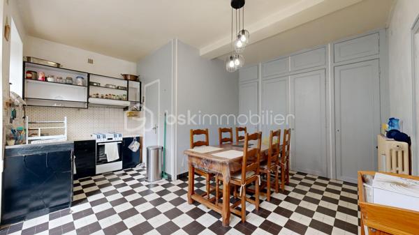 Le charme de l'ancien, de beaux volumes et un véritable potentiel familial !

Située à Magnac-Laval, au cœur du Haut-Limousin, découvrez cette maison de caractère du XIXe siècle offrant environ 190 m² habitables, implantée sur un ensemble de parcelles totalisant 835 m².
Cette demeure séduit par ses volumes généreux, ses belles hauteurs sous plafond et son authenticité. Une maison qui a traversé les générations et qui ne demande qu'à accueillir une nouvelle histoire.

Répartie sur deux niveaux, elle propose une entrée, une cuisine, plusieurs espaces de vie, un bureau, ainsi que de nombreuses chambres permettant d'envisager différents aménagements : grande maison familiale, espaces de télétravail ou chambres d'accueil.

L'étage complète les espaces de nuit avec plusieurs chambres et des sanitaires.

Un grenier, une cave, un garage indépendant et diverses dépendances apportent des possibilités supplémentaires de rangement et d'aménagement.

À l'arrière de la maison, profitez d'un jardin offrant un espace de détente à l'écart de l'animation de la rue, ainsi que d'une terrasse pour les beaux jours.

Plusieurs améliorations ont déjà été réalisées :

-Installation d'une pompe à chaleur air/eau en 2020.
-Remplacement de menuiseries par du double vitrage PVC en 2023.
-Classe énergétique C, un véritable atout pour une maison de cette époque.

Des travaux de modernisation et certaines mises en conformité restent à prévoir, offrant l'occasion de personnaliser les lieux selon vos envies.
Une maison aux multiples possibilités, idéale pour les amateurs de belles demeures anciennes et les familles en quête d'espace.