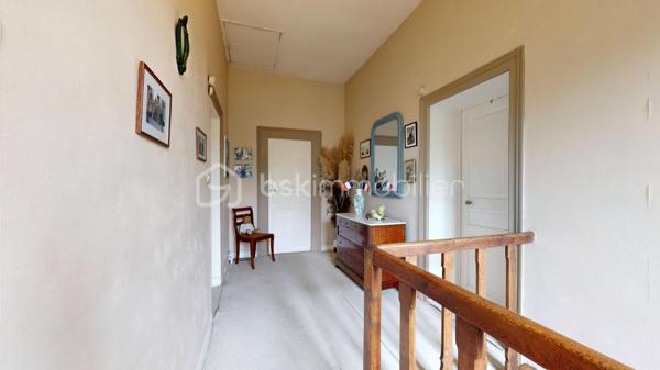 Le charme de l'ancien, de beaux volumes et un véritable potentiel familial !

Située à Magnac-Laval, au cœur du Haut-Limousin, découvrez cette maison de caractère du XIXe siècle offrant environ 190 m² habitables, implantée sur un ensemble de parcelles totalisant 835 m².
Cette demeure séduit par ses volumes généreux, ses belles hauteurs sous plafond et son authenticité. Une maison qui a traversé les générations et qui ne demande qu'à accueillir une nouvelle histoire.

Répartie sur deux niveaux, elle propose une entrée, une cuisine, plusieurs espaces de vie, un bureau, ainsi que de nombreuses chambres permettant d'envisager différents aménagements : grande maison familiale, espaces de télétravail ou chambres d'accueil.

L'étage complète les espaces de nuit avec plusieurs chambres et des sanitaires.

Un grenier, une cave, un garage indépendant et diverses dépendances apportent des possibilités supplémentaires de rangement et d'aménagement.

À l'arrière de la maison, profitez d'un jardin offrant un espace de détente à l'écart de l'animation de la rue, ainsi que d'une terrasse pour les beaux jours.

Plusieurs améliorations ont déjà été réalisées :

-Installation d'une pompe à chaleur air/eau en 2020.
-Remplacement de menuiseries par du double vitrage PVC en 2023.
-Classe énergétique C, un véritable atout pour une maison de cette époque.

Des travaux de modernisation et certaines mises en conformité restent à prévoir, offrant l'occasion de personnaliser les lieux selon vos envies.
Une maison aux multiples possibilités, idéale pour les amateurs de belles demeures anciennes et les familles en quête d'espace.