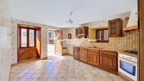 Maison avec cour – À découvrir à Chambezon !
