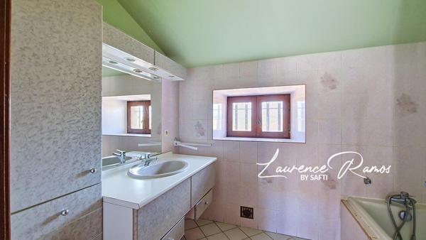 Maison avec cour – À découvrir à Chambezon !