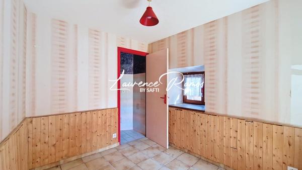 Maison avec cour – À découvrir à Chambezon !