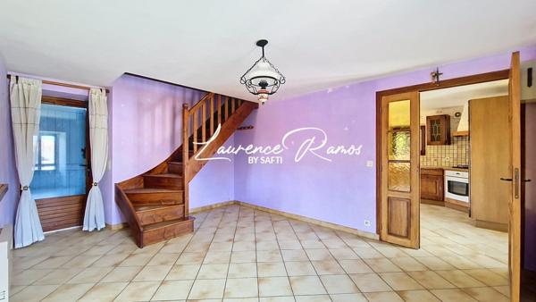 Maison avec cour – À découvrir à Chambezon !