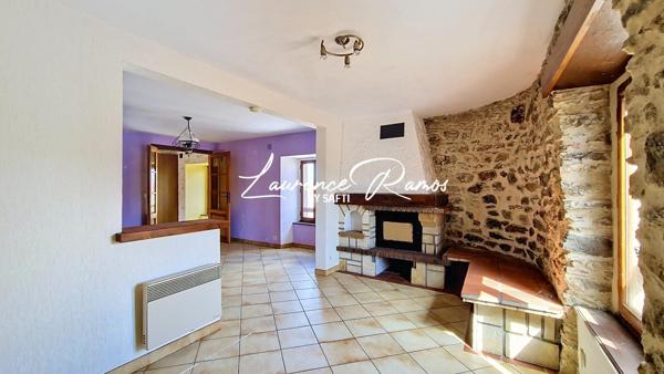Maison avec cour – À découvrir à Chambezon !