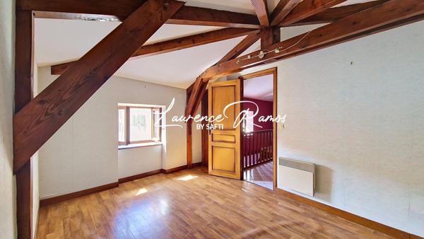 Maison avec cour – À découvrir à Chambezon !