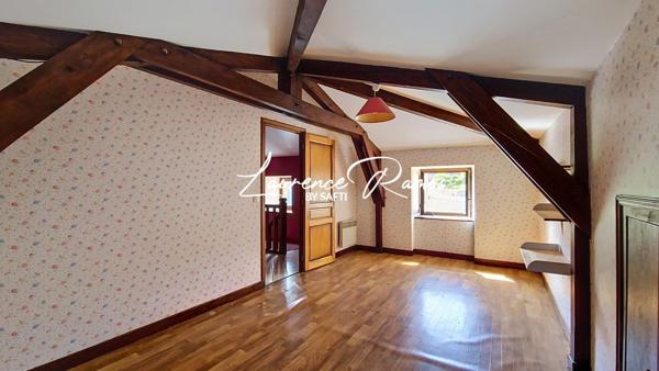 Maison avec cour – À découvrir à Chambezon !