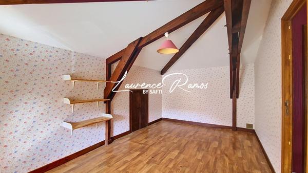 Maison avec cour – À découvrir à Chambezon !