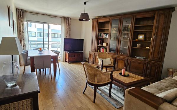 Appartement à vendre    3 pièces • 71,60 m2 Paris 15