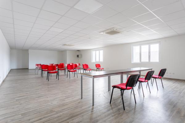 LOCAUX D’ACTIVITE AVEC PARKING SUR COURNON