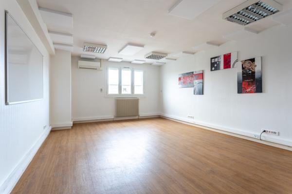 LOCAUX D’ACTIVITE AVEC PARKING SUR COURNON