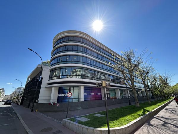 Bureaux à louer à Levallois-Perret avec rooftop et accès Métro 3