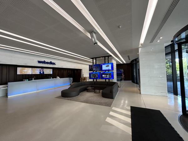 Bureaux à louer à Levallois-Perret avec rooftop et accès Métro 3