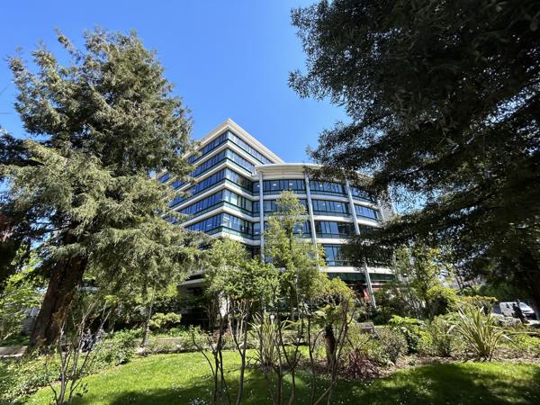 Bureaux à louer à Levallois-Perret avec rooftop et accès Métro 3