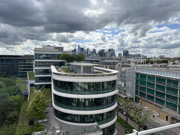 Bureaux à louer à Levallois-Perret avec rooftop et accès Métro 3